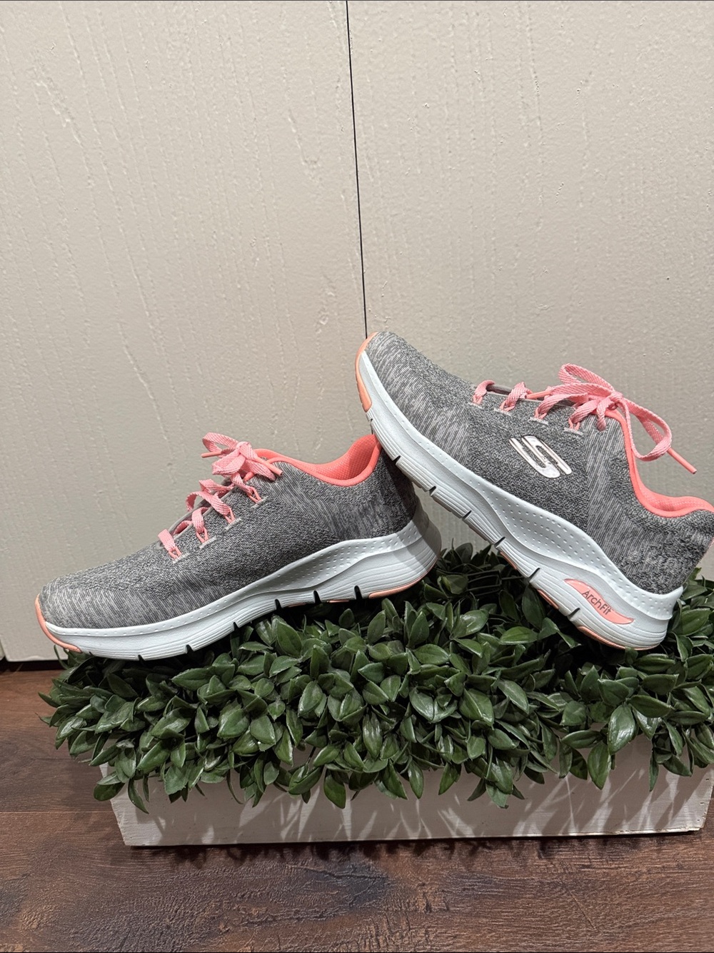 Skechers Women's Arch Fit Comfy Wave Lace Up Shoes
Gray/Pink Size 6.5 - Picture 2 of 8